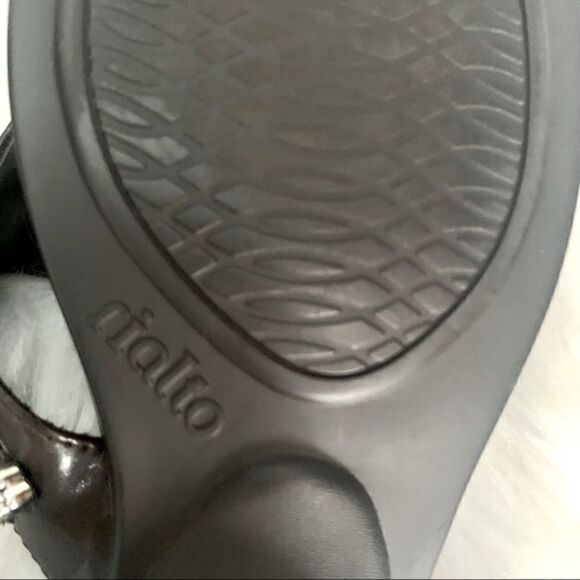 Rialto Comfort Brown Sandals. Size 6M - Picture 12 of 14